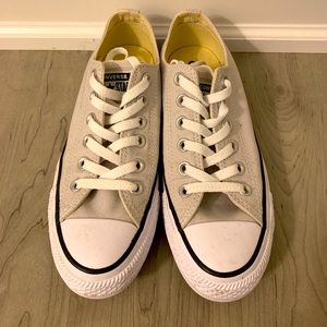Like New! Unisex Converse Chuck Taylors light grey